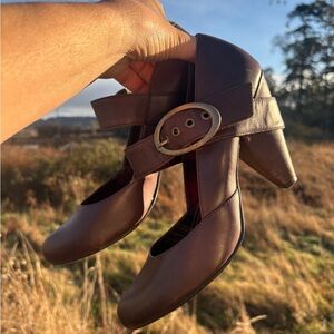 Classic Seychelles leather heels in rich brown.sz 8.5